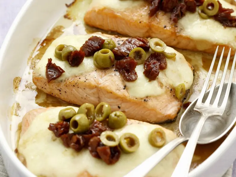 Lachsfilet mit Mozzarella, getrockneten Tomaten und Oliven