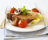 Kotelett mit Champignons, Zwiebeln und Tomaten