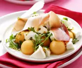 Melonensalat mit Mozzarella, Schinken und Senfvinaigrette