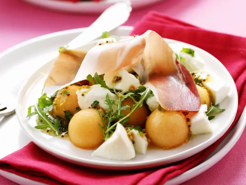 Melonensalat mit Mozzarella, Schinken und Senfvinaigrette