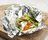 Gebackener Fisch mit Tomaten und Spargel