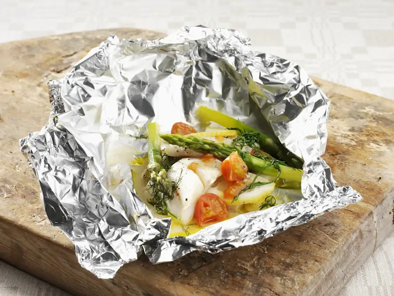 Gebackener Fisch mit Tomaten und Spargel