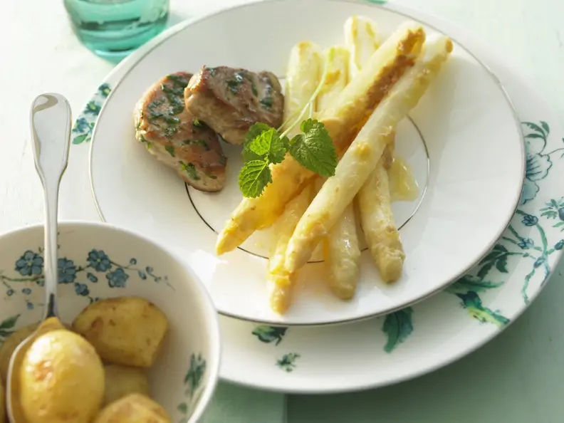 Schweinemedallions mit gratiniertem Spargel und Kartoffeln
