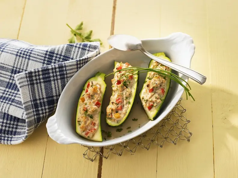 Zucchini mit Gemüse-Quark-Füllung