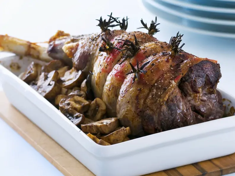 Braten von der Lammkeule mit Balsam-Pilzen