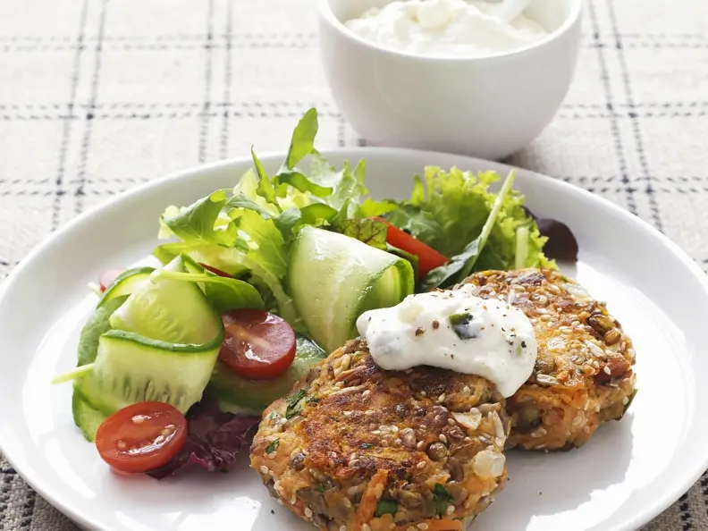 Linsenfrikadellen mit Joghurt-Dip