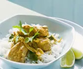 Curry mit Hähnchen dazu Reisbeilage