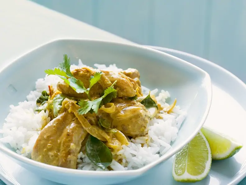 Curry mit Hähnchen dazu Reisbeilage