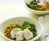 Pochiertes Hähnchen mit Kichererbsen-Curry und Spinat