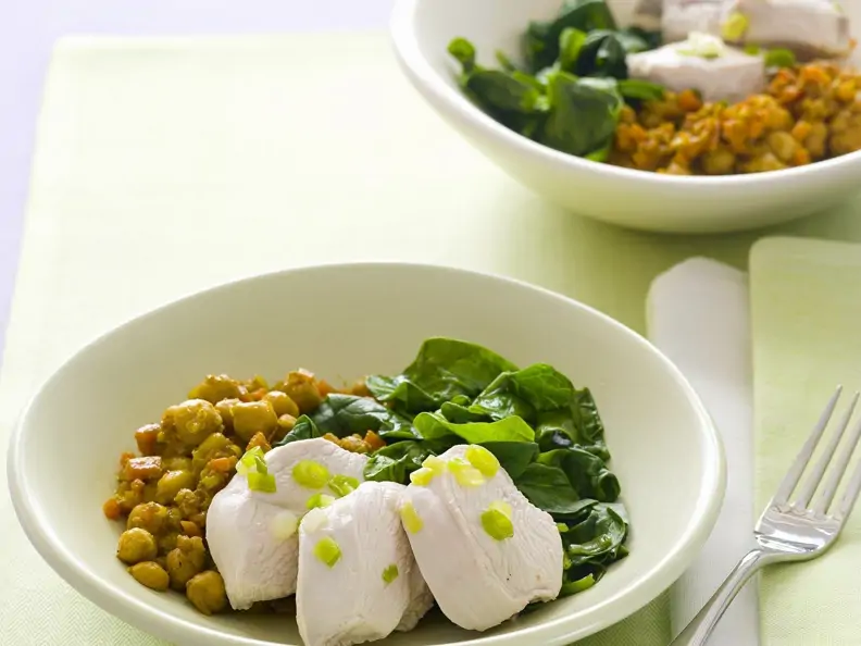 Pochiertes Hähnchen mit Kichererbsen-Curry und Spinat