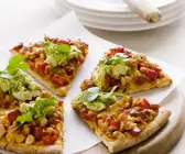 Pizza mit Mais, Paprika und Avocadocreme