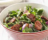 Bunter Salat mit scharfer Chorizo