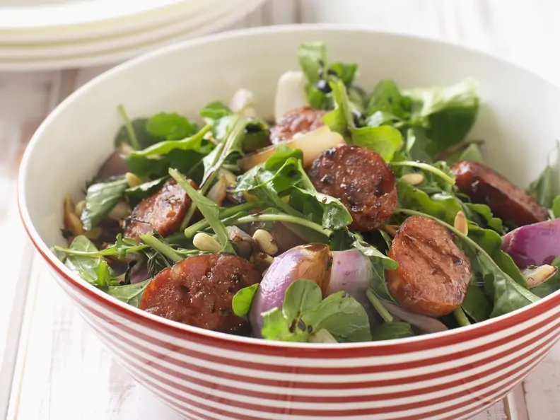 Bunter Salat mit scharfer Chorizo