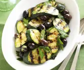 Zucchini vom Grill mit Oliven
