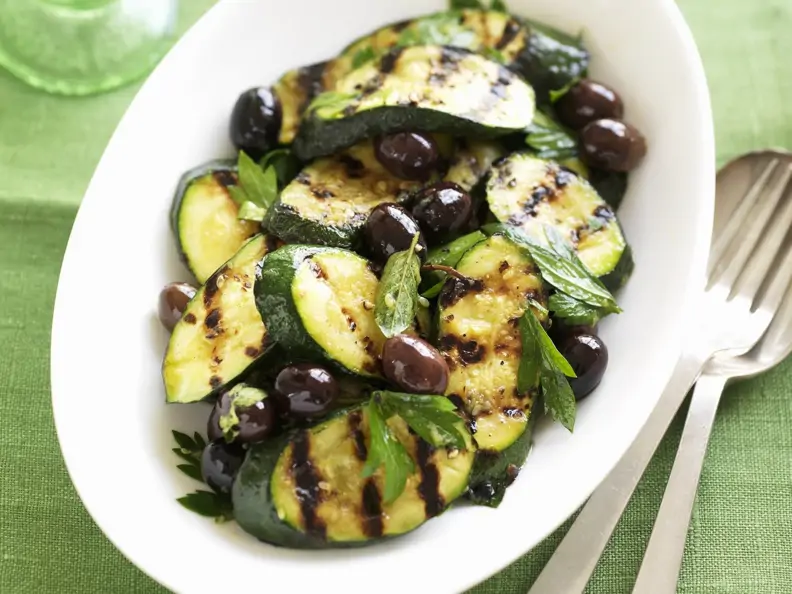 Zucchini vom Grill mit Oliven