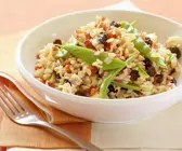 Reissalat mit Sultaninen und Walnusskernen