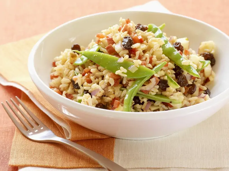 Reissalat mit Sultaninen und Walnusskernen