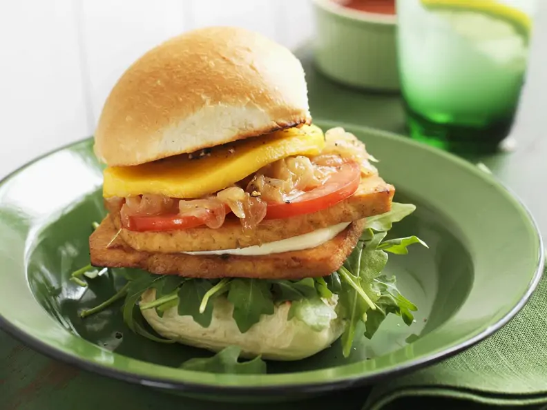 Burger mit Tofu und Mango