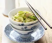 Sobanudelsalat mit Gurken und Sesam