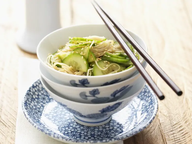 Sobanudelsalat mit Gurken und Sesam