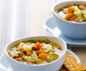 Gemüsesuppe mit Nudeln und Speck