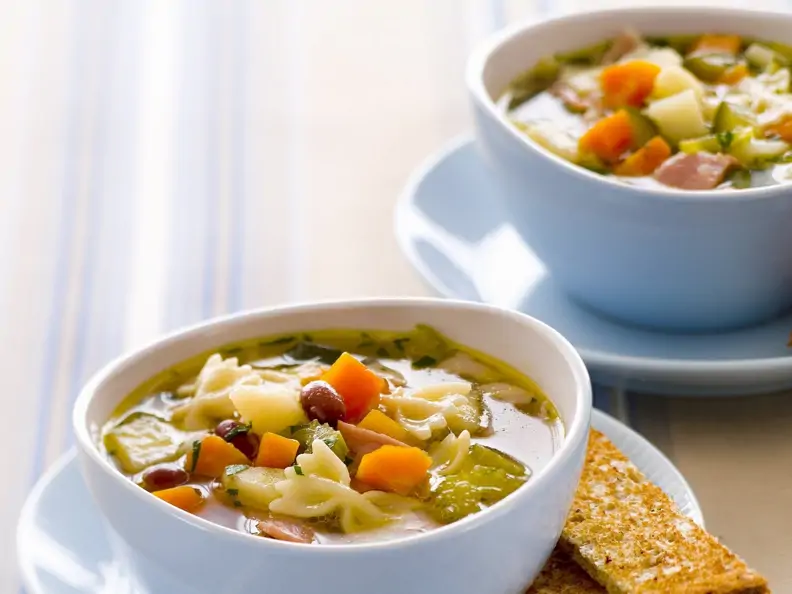 Gemüsesuppe mit Nudeln und Speck