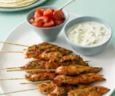 Hähnchenspieße Tandoori mit Joghurt und Tomaten