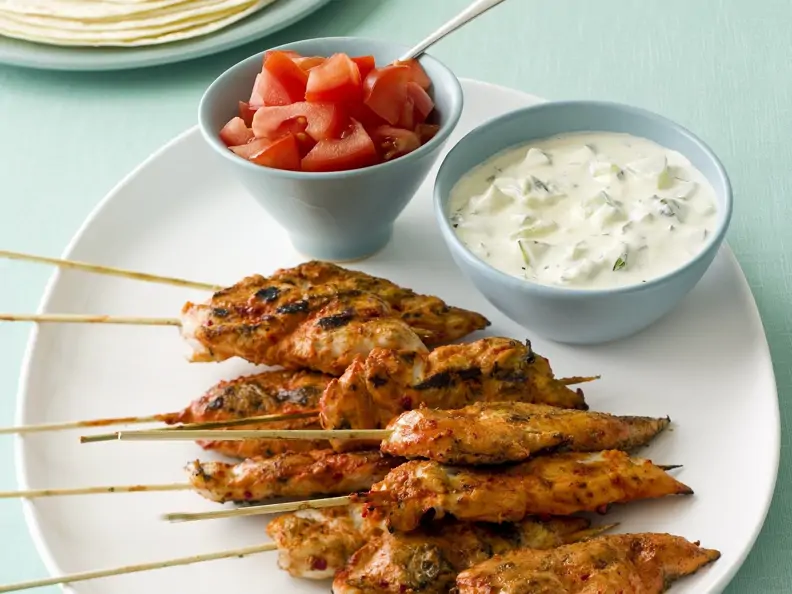 Hähnchenspieße Tandoori mit Joghurt und Tomaten