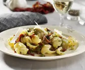 Pasta mit Anchovis und Oliven