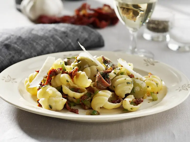 Pasta mit Anchovis und Oliven
