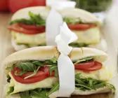 Baguette-Sandwich mit Rucola, Tomaten und Ei
