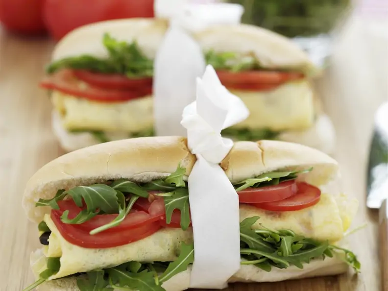 Baguette-Sandwich mit Rucola, Tomaten und Ei