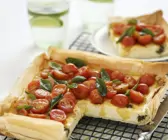 Tarte mit Cherrytomaten und Basilikum