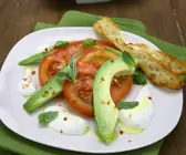 Avocado-Tomaten-Salat mit Joghurtsoße und geröstetem Brot