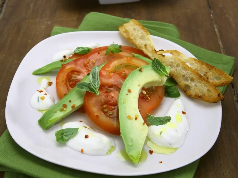 Avocado-Tomaten-Salat mit Joghurtsoße und geröstetem Brot