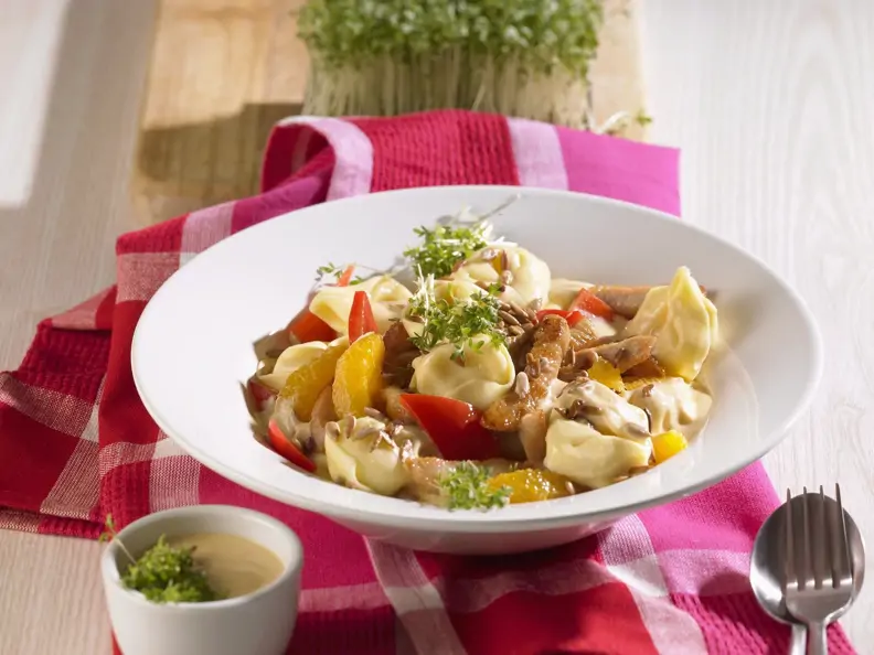 Gefüllte Nudeln mit Fleisch, Paprika und Orange