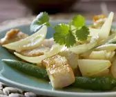 Curry mit Fisch, Peperoni und Zwiebeln