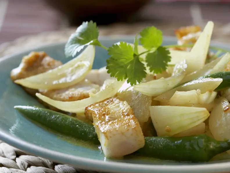 Curry mit Fisch, Peperoni und Zwiebeln
