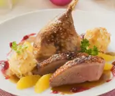 Weihnachtliche Ente mit Orangen und Mandelknödelchen