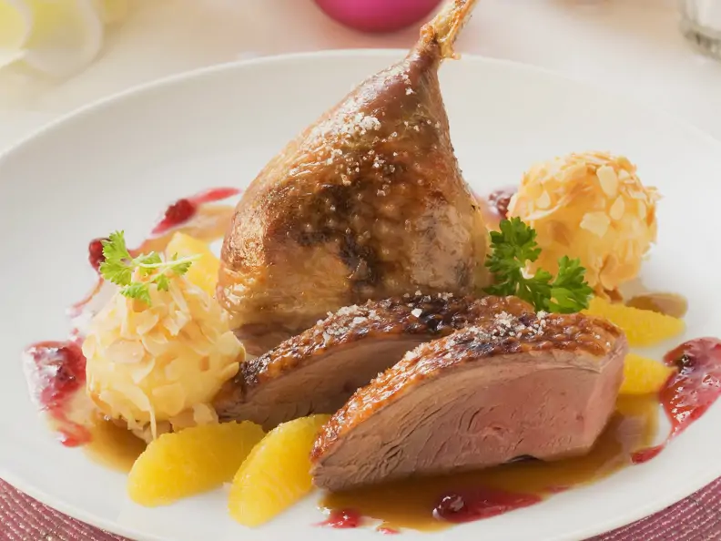 Weihnachtliche Ente mit Orangen und Mandelknödelchen
