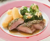 Weihnachtliche Gänsebrust mit Brokkoli und Kroketten