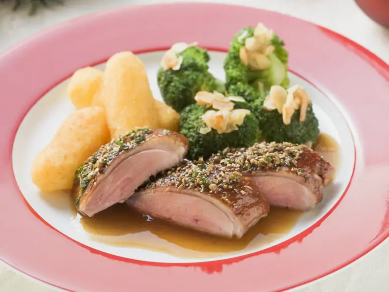 Weihnachtliche Gänsebrust mit Brokkoli und Kroketten