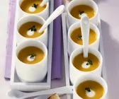 Kürbiscremesuppe mit Joghurt und Thymian