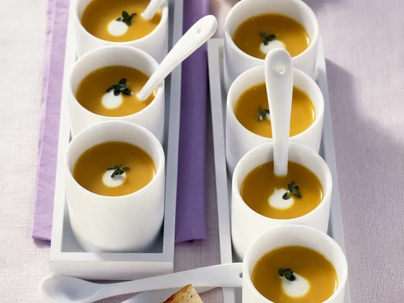 Kürbiscremesuppe mit Joghurt und Thymian