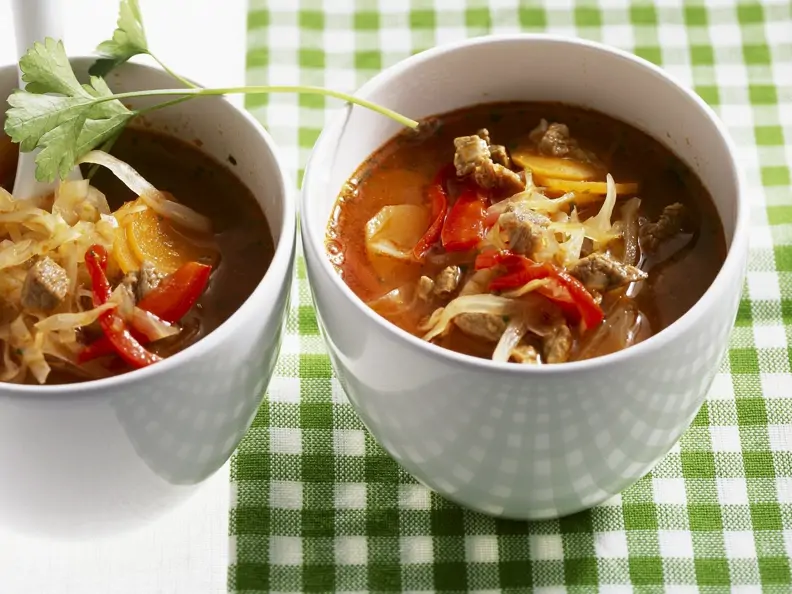 Suppe mit Weißkohl und Lamm