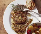 Minutensteak vom Grill mit Röstbrot und gebratenen Gemüsekartoffeln