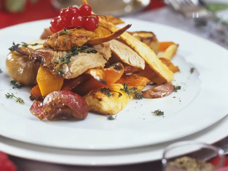 Weihnachtlicher Truthahnbraten mit Gemüse