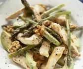 Hähnchensalat mit Avocado, grünem Spargel und Walnusskernen