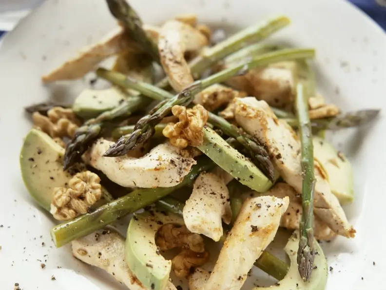 Hähnchensalat mit Avocado, grünem Spargel und Walnusskernen
