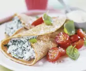 Pfannkuchen mit Frischkäse-Spinat-Füllung und Cocktailtomaten